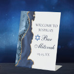 Navy Blue Gold Agate Bar Mitzvah Party Willkommen Sockelschild<br><div class="desc">Eleganter Marineblau und Goldmedaille schmücken die Seite dieses modernen Bar Mitzvah-Party und empfangen das Schild der Podest. Der Name Ihres Sohnes ist in einem schönen formalen Drehbuch unter dem Stern von David geschrieben. Ideal für eine schicke,  stilvolle jüdische Familie,  die ihren Jungen feiert,  der zur Tora gerufen wird.</div>