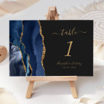 Navy Blue Gold Agate Dark Wedding Tischnummer<br><div class="desc">Der links Rand dieser eleganten,  modernen Hochzeitskarte weist eine marineblau-blaue Aquarellgrenze mit vergoldetem Imitat-Glitzer auf. Der anpassbare Text kombiniert goldfarbene Handschrift,  kursiv und kopperplate Schriftart auf einem schwarzen Hintergrund.</div>