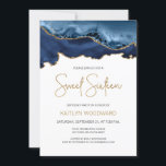 Navy Blue Gold Agate Sweet 16 Geburtstagsparty Einladung<br><div class="desc">Diese trendige 16 . Geburtstag-Geburtstagseinladung zeigt ein Aquarellbild eines agaten Geodes in marineblauen Farbtönen mit goldenen Imitaten. Die Worte "16 . Geburtstag" erscheinen in Imitaten goldenen Glitzer in dekorativen modernen Handschrift Schriftart. Passen Sie den Namen des Honorars in goldfarbenem Text an und die Details in Holzkohle grau auf weißem Hintergrund....</div>