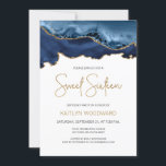 Navy Blue Gold Agate Sweet 16 Geburtstagsparty Einladung<br><div class="desc">Diese trendige 16 . Geburtstag-Geburtstagseinladung zeigt ein Aquarellbild eines agaten Geodes in marineblauen Farbtönen mit goldenen Imitaten. Die Worte "16 . Geburtstag" erscheinen in Imitaten goldenen Glitzer in dekorativen modernen Handschrift Schriftart. Passen Sie den Namen des Honorars in goldfarbenem Text an und die Details in Holzkohle grau auf weißem Hintergrund....</div>