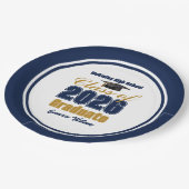 Navy Blue Gold Class of 2026 Graduation Party Pappteller (Schrägansicht)