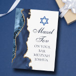 Navy Blue Gold Custom Bar Mitzvah Mazel Tov Karte<br><div class="desc">Elegantes marineblau und goldfarbenes Dekor schmückt die Seite dieser modernen Bar Mitzvah Party Gratulationskarte. Mazel Tov! Passen Sie es unter dem Star of David an. Perfekte personalisierte Grußkarte für eine schicke,  stilvolle jüdische Familie,  die einen Jungen feiert,  der zur Tora gerufen wird.</div>