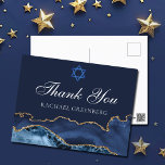 Navy Blue Gold Custom Bat Mitzvah Vielen Dank Postkarte<br><div class="desc">Elegantes marineblau und goldfarbenes Dekor schmückt die Seite dieses modernen Bat Mitzvah dank Postkarte. Mazel Tov! Passen Sie Ihren Namen unter dem Star of David an. Perfekte Postkarte für eine schicke,  stilvolle jüdische Familie,  die ein Mädchen feiert,  das zur Tora gerufen wird.</div>