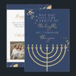Navy Blue Gold Foil Menorah Hanukkah Card Einladung<br><div class="desc">Diese Hanukkah-Grußkarte bietet einen marineblau Hintergrund,  vergoldete Spritzer,  eine goldene Menorah und das Sprichwort "Mögen Sie die Wärme der Lichter das ganze Jahr hindurch spüren" zu Ehren des Lichts. Leicht editieren *most* Text und aktualisieren Sie die Fotos um Ihre Freunde und Familien in dieser Ferienzeit zu aktualisieren.</div>