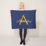 Navy Blue Gold Girl Monogram Name Modern Fleecedecke<br><div class="desc">Navy Blue und Gold Monogram Name Fleece Blanket. Das macht den perfekten 16 Geburtstag,  Hochzeit,  Brautparty,  Jubiläum,  Babydusche oder Junggeselinnen-Abschied Geschenk für jemanden,  der Lieben glamourösen Luxus und schicke Stile.</div>