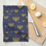 Navy Blue & Gold Hanukkah Menorah Muster Geschirrtuch<br><div class="desc">Dieses Design verfügt über eine vergoldete Menorah und Star of David Muster und eine Medaille mit passender Menorah und blauen und goldenen Bouquet von Blume. Die marineblaue Hintergrundfarbe dieses niedlichen Aquarellenmusters kann in eine beliebige Farbe geändert werden! Wählen Sie einfach das Werkzeug nach Ihren Wünschen aus. #Hanukkah #Decor #HolidayDecor</div>