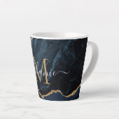 Navy Blue Gold Marmor Ihr Letter Name Latte Tasse (Rechte Ecke)