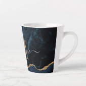 Navy Blue Gold Marmor Ihr Letter Name Latte Tasse (Rechts)