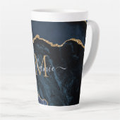 Navy Blue Gold Marmor Monogram Name Latte Tasse (Rechte Ecke)