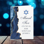 Navy Blue Gold Mazel Tov Custom Bar Mitzvah Karte<br><div class="desc">Elegantes marineblau und goldfarbenes Dekor schmückt die Seite dieser modernen Bar Mitzvah Party Gratulationskarte. Mazel Tov! Passen Sie es unter dem Star of David an. Perfekte personalisierte Grußkarte für eine schicke,  stilvolle jüdische Familie,  die einen Jungen feiert,  der zur Tora gerufen wird.</div>