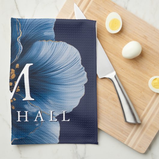 Navy Blue Gold Moderne Floral Monogram Familie Nam Geschirrtuch (Viertel Falte)