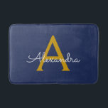 Navy Blue Gold Moderne Script Girl Monogram Name Badematte<br><div class="desc">Navy Blue und Gold einfache Script Monogram Name Bath Mats. Das macht den perfekten Abschluss,  Geburtstag,  Hochzeit,  Brautdusche,  Jubiläumsdusche,  Babydusche oder Bachelorette-Party-Geschenk für jemanden,  der Glamour-Luxus und schicke Stile liebt.</div>