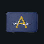 Navy Blue Gold Moderne Script Girl Monogram Name Badematte<br><div class="desc">Navy Blue und Gold einfache Script Monogram Name Bath Mats. Das macht den perfekten Abschluss,  Geburtstag,  Hochzeit,  Brautdusche,  Jubiläumsdusche,  Babydusche oder Bachelorette-Party-Geschenk für jemanden,  der Glamour-Luxus und schicke Stile liebt.</div>