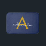 Navy Blue Gold Moderne Script Girl Monogram Name Badematte<br><div class="desc">Navy Blue und Gold einfache Script Monogram Name Bath Mats. Das macht den perfekten Abschluss,  Geburtstag,  Hochzeit,  Brautdusche,  Jubiläumsdusche,  Babydusche oder Bachelorette-Party-Geschenk für jemanden,  der Glamour-Luxus und schicke Stile liebt.</div>