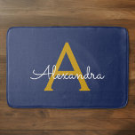 Navy Blue Gold Moderne Script Girl Monogram Name Badematte<br><div class="desc">Navy Blue und Gold einfache Script Monogram Name Bath Mats. Das macht den perfekten Abschluss,  Geburtstag,  Hochzeit,  Brautdusche,  Jubiläumsdusche,  Babydusche oder Bachelorette-Party-Geschenk für jemanden,  der Glamour-Luxus und schicke Stile liebt.</div>