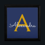 Navy Blue Gold Moderne Script Girl Monogram Name Erinnerungskiste<br><div class="desc">Navy Blue und Gold Simple Script Monogram Name Jewelry Keepake Box. Dies macht den perfekten Abschluss,  Geburtstag,  Hochzeit,  Brautparty,  Jubiläum,  Babydusche oder Junggeselinnen-Abschied Geschenk für jemanden,  die Lieben glamourösen Luxus und schicke Stile.</div>
