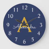Navy Blue Gold Moderne Script Girl Monogram Name Große Wanduhr (Vorderseite)