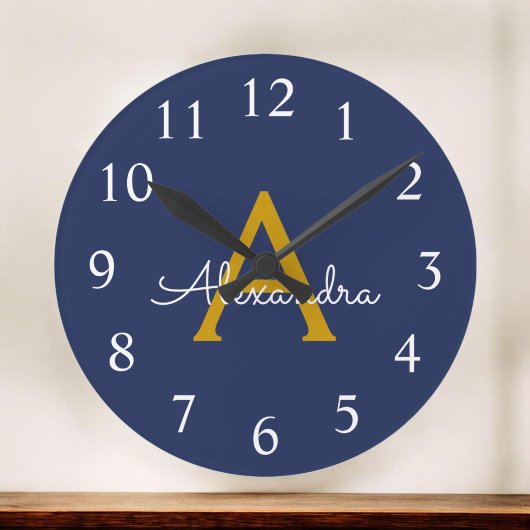 Navy Blue Gold Moderne Script Girl Monogram Name Große Wanduhr