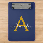 Navy Blue Gold Moderne Script Girl Monogram Name Mini Klemmbrett<br><div class="desc">Planungs-Zwischenablage für Navy Blue und Gold Name. Das macht den perfekten 16 Geburtstag,  Hochzeit,  Brautparty,  Jubiläum,  Babydusche oder Junggeselinnen-Abschied Geschenk für jemanden,  der Lieben glamourösen Luxus und schicke Stile.</div>
