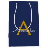 Navy Blue Gold Moderne Script Girl Monogram Name Mittlere Geschenktüte (Vorderseite)