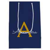 Navy Blue Gold Moderne Script Girl Monogram Name Mittlere Geschenktüte (Rückseite)