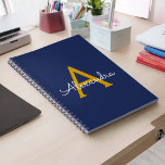 Navy Blue Gold Moderne Script Girl Monogram Name Notizblock<br><div class="desc">Navy Blue und Gold Simple Script Monogram Name Spiral Notebook Planner. Das macht den perfekten 16 Geburtstag,  Hochzeit,  Brautparty,  Jubiläum,  Babydusche oder Junggeselinnen-Abschied Geschenk für jemanden,  der Lieben glamourösen Luxus und schicke Stile.</div>