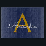 Navy Blue Gold Moderne Script Girl Monogram Name Schneidebrett<br><div class="desc">Navy Blue und Gold Simple Script Monogram Name Cutting Board. Dies macht den perfekten Abschluss,  Geburtstag,  Hochzeit,  Brautparty,  Jubiläum,  Babydusche oder Junggeselinnen-Abschied Geschenk für jemanden,  die Lieben glamourösen Luxus und schicke Stile.</div>