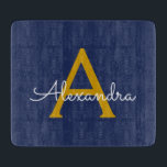 Navy Blue Gold Moderne Script Girl Monogram Name Schneidebrett<br><div class="desc">Navy Blue und Gold Simple Script Monogram Name Cutting Board. Dies macht den perfekten Abschluss,  Geburtstag,  Hochzeit,  Brautparty,  Jubiläum,  Babydusche oder Junggeselinnen-Abschied Geschenk für jemanden,  die Lieben glamourösen Luxus und schicke Stile.</div>