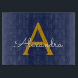 Navy Blue Gold Moderne Script Girl Monogram Name Schneidebrett<br><div class="desc">Navy Blue und Gold Simple Script Monogram Name Cutting Board. Dies macht den perfekten Abschluss,  Geburtstag,  Hochzeit,  Brautparty,  Jubiläum,  Babydusche oder Junggeselinnen-Abschied Geschenk für jemanden,  die Lieben glamourösen Luxus und schicke Stile.</div>