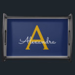 Navy Blue Gold Moderne Script Girl Monogram Name Serviertablett<br><div class="desc">Navy Blue und Gold Simple Script Monogram Name Place Serviertablett. Dies macht den perfekten Abschluss,  Geburtstag,  Hochzeit,  Brautparty,  Jubiläum,  Babydusche oder Junggeselinnen-Abschied Geschenk für jemanden,  die Lieben glamourösen Luxus und schicke Stile.</div>