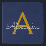 Navy Blue Gold Moderne Script Girl Monogram Name Töpfeuntersetzer<br><div class="desc">Navy Blue und Gold einfache Skript Monogram Name Trivet Stone. Dies macht den perfekten Abschluss,  Geburtstag,  Hochzeit,  Brautparty,  Jubiläum,  Babydusche oder Junggeselinnen-Abschied Geschenk für jemanden,  die Lieben glamourösen Luxus und schicke Stile.</div>