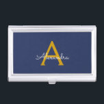 Navy Blue Gold Moderne Script Girl Monogram Name Visitenkarten Dose<br><div class="desc">Navy Blue und Gold Simple Script Monogram Name Business Card Holder. Das macht den perfekten 16 Geburtstag,  Hochzeit,  Brautparty,  Jubiläum,  Babydusche oder Junggeselinnen-Abschied Geschenk für jemanden,  der Lieben glamourösen Luxus und schicke Stile.</div>