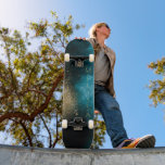 Navy Blue Gold Nebula Monogram Skateboard<br><div class="desc">Navy Blau- und Goldfolien sprinkles Imitat und schaffen einen Nebel mit einem eleganten vertikalen Monogramm auf dem Boden des Skateboards.</div>