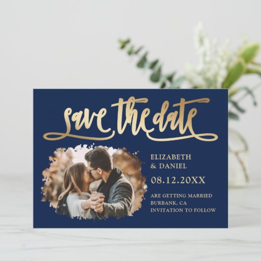 Navy Blue-Gold-Script-Hochzeitsskripte Save the Da Save The Date (Stehend Vorderseite)