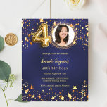 Navy Blue Gold Star Foto 40. Geburtstagsfeier<br><div class="desc">Ein modernes,  stilvolles Foto für ein 40. Party. Ein marineblauer blauer Hintergrund mit Sternen. Die blaue Farbe ist ungleichmäßig. Personalisieren Sie Ihre Foto- und Party-Daten und fügen Sie diese hinzu. 1 Blatt = 1 Einladung mit Druckkante bis Kante.</div>
