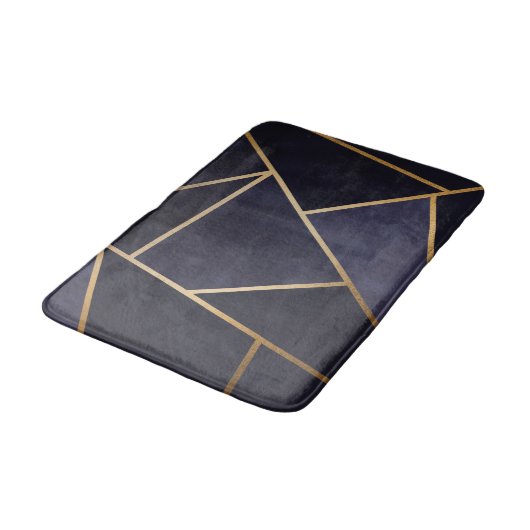 Navy Blue Gold Triangle Geometric Elegany Class Badematte (Schrägansicht)