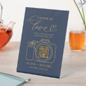 Navy Blue Gold Wedding Capture the Liebe QR Code Sockelschild (In Situ)