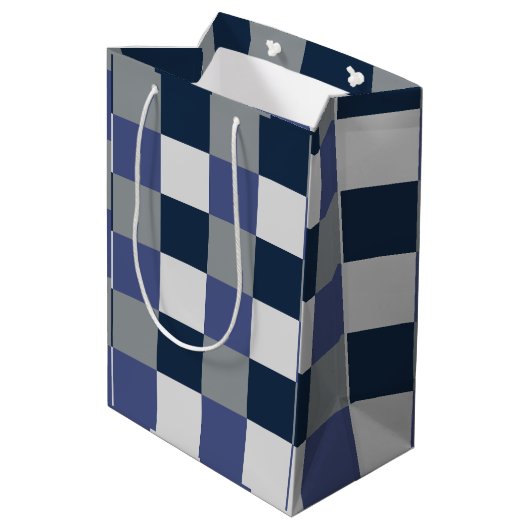 Navy Blue Grau White Checkerboard Mittlere Geschenktüte (Rückseite Schrägansicht)