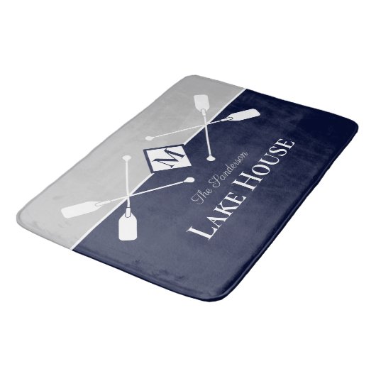 Navy Blue Gray Monogram Paddle Lake House Badematte (Schrägansicht)