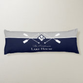 Navy Blue Gray Monogram Paddle Lake House Seitenschläferkissen (Rückseite)