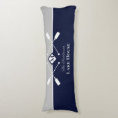 Navy Blue Gray Monogram Paddle Lake House Seitenschläferkissen (Vorderseite Vertikal)