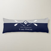Navy Blue Gray Monogram Paddle Lake House Seitenschläferkissen (Vorderseite)