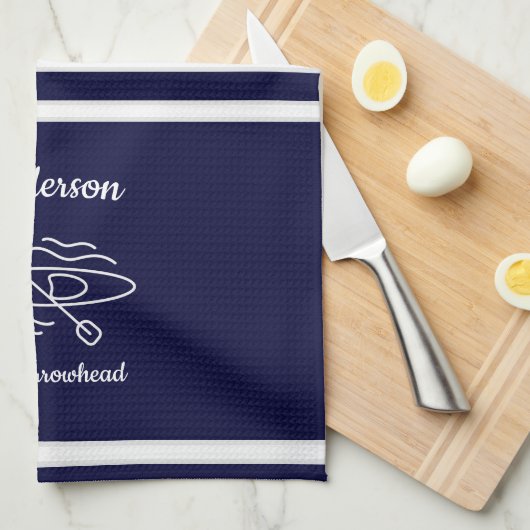 Navy Blue Kayak Monogram Name Lake House Kitchen T Geschirrtuch (Viertel Falte)