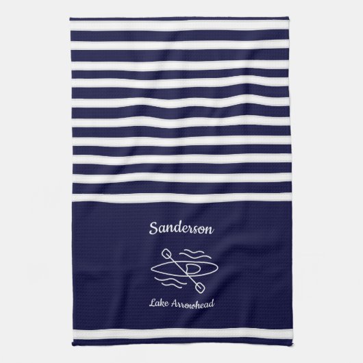 Navy Blue Kayak Monogram Name Lake House Kitchen T Geschirrtuch (Vertikal)