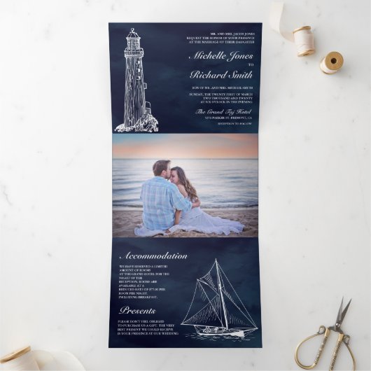 Navy Blue Lighthouse Sailboat Nautical Wedding Dreifach Gefaltete Einladung (Innenseite)