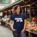 Navy Blue Mama Bear T-Shirt<br><div class="desc">Maßgeschneiderte bedruckte Bekleidung mit modischer Mama Bear Grafik. Besuchen Sie unser Geschäft für das passende Baby Bären Design. Klicken Sie auf Anpassen,  um das Design mit Ihrem eigenen Text und Bildern zu personalisieren. Wählen Sie aus einer Vielzahl von Shirt-Stilen und -Farben.</div>
