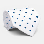 Navy Blue Mini Polka Dot Pattern auf Weiß Krawatte (Gerollt)