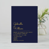 Navy Blue Minimalistisch Chic Script Wedding Gold Folieneinladung (Stehend vorne)