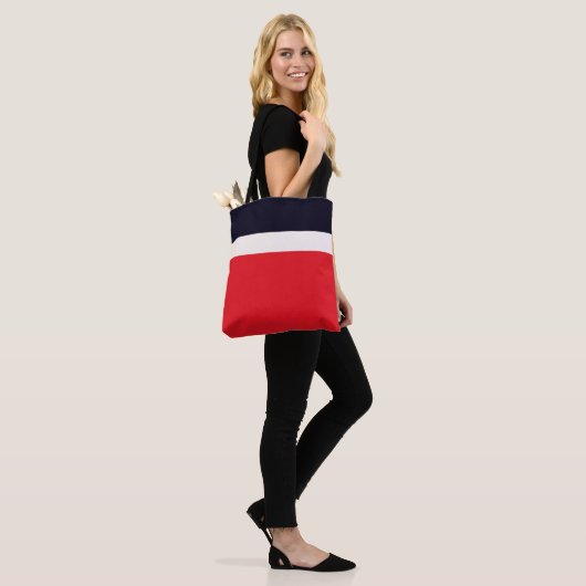 Navy Blue mit Rot Tasche (Am Model)