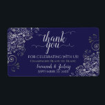 Navy Blue mit Silver Lace Budget Gastgeschenk Hoch<br><div class="desc">Diese wunderschönen Etiketten eignen sich hervorragend für preiswerte Gastgeschenk Hochzeiten oder kleine Flaschenmarken. Sie zeichnen sich durch ein elegantes Design aus, das durch eine laky-Script-Kalligraphie und silberne Imitate-Folienstraße auf marineblarem Hintergrund gekennzeichnet ist. Der Text lautet Dankeschön für das Feiern mit uns, mit Platz für die Namen des Paares, das Hochzeitstag,...</div>